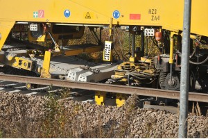 Neu-Schwellen werden paarweise zugeführt und beim Einbau von der Maschine auf den korrekten Abstand exakt ausgerichtet. Foto: Plasser & Theurer Export von Bahnbaumaschinen Ges.m.b.H.