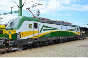 Die ungarisch-österreichische Bahngesellschaft GYSEV – in Österreich auch bekannt als Raaberbahn – hat heute am Bahnhof Sopron die ersten beiden von insgesamt neun Vectron Lokomotiven von Siemens übernommen.Bild: Siemens