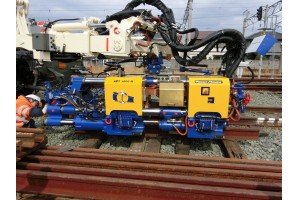 Der Schweißroboter APT 1500 R wird für den Einsatz auf japanischem Kapspur-Gleis vorbereitet. Foto: Plasser & Theurer Export von Bahnbaumaschinen Gesellschaft m.b.H.