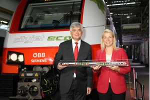 Evelyn Palla, Vorstandsdirektorin ÖBB-Personenverkehr AG und Arnulf Wolfram, CEO der Siemens Mobility GmbH Österreich präsentieren den Cityjet eco. ©ÖBB/Krischanz