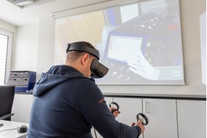 Mit dem VR-Pflugsimulator steht nun eine neue Generation der 3D-Simulation bereit. Die Trainierenden setzen einfach eine VR-Brille auf und geben die Kommandos über einen Controller ein.Bild: Plasser & Theurer Export von Bahnbaumaschinen Gesellschaft m.b.H.