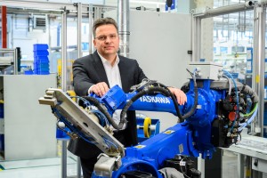 Knorr-Bremse Geschäftsführer Dkfm. Jörg Branschädel investiert in die Automatisierung der Produktion und präsentiert einen der Roboter für die Fertigung von Magnetschienenbremsen für Schienenfahrzeuge.