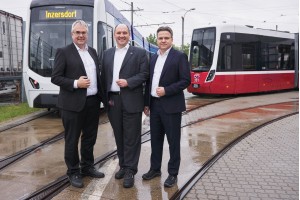 Oliver Schmidt, Jörg Nikutta und Jörg Branschädel vor einer Flexity Wien und einer Badner Bahn von Alstom.